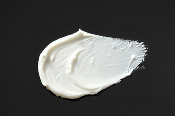 검은 바탕에 묻힌, 문지른 하얀색 크림 화장품