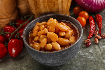 Canned beans in tomato sauce