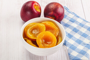 Canned peaches with sweet syrope