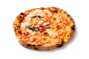 Pizza margherita napoletana intera e isolata su fondo bianco, cibo italiano, gastronomia europea 