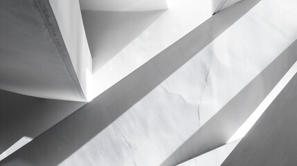 光と影が白い壁に幾何学的な形を作り出している、モノクロ写真アート風背景グラフィック