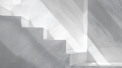 光と影が白い壁に幾何学的な形を作り出している、モノクロ写真アート風背景グラフィック