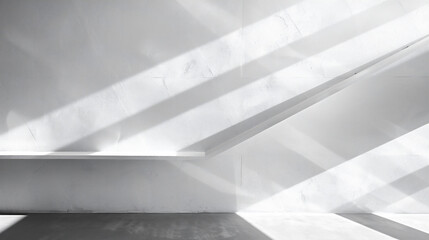 Fototapeta premium 光と影が白い壁に幾何学的な形を作り出している、モノクロ写真アート風背景グラフィック