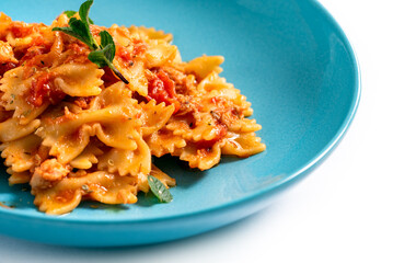 Deliziose farfalle condite con ragù di tonno, pasta italiana, cibo mediterraneo 