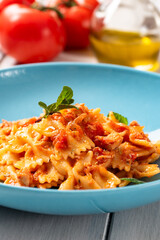 Deliziose farfalle condite con ragù di tonno, pasta italiana, cibo mediterraneo 