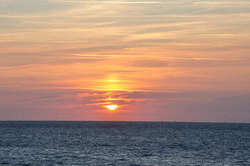 Fototapeta premium romantscher Sonnenuntergang am Atlantik in Fecamp - romantic sunset on the Atlantic in Fecamp