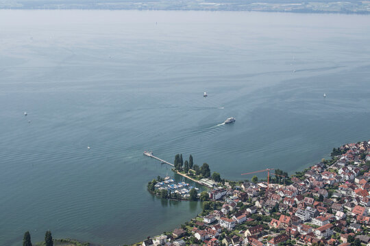 Blick &uuml;ber den Bodensee, im Vordergrund Immenstaad