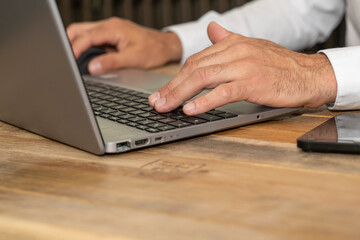 mains d'un homme travaillant sur un PC portable travail de bureau, envoi de mail