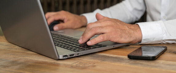 mains d'un homme travaillant sur un PC portable travail de bureau, envoi de mail