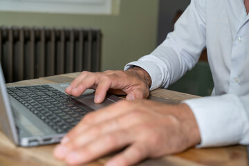 mains d'un homme travaillant sur un PC portable travail de bureau, envoi de mail
