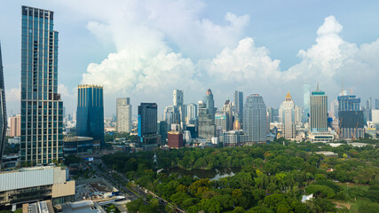Obraz premium Modern city building with Lumpini green tree public park aerial view