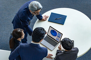 会議するビジネスパーソンのグループ