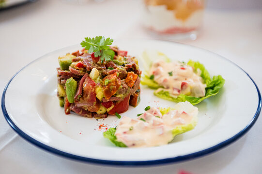 plat de tartare avec l&eacute;gume et salade pr&eacute;sent&eacute; facon gastronomique
