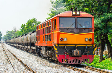 Obraz premium Train transporting crude oil From the oil refinery to the port