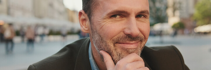 Obraz premium Close-up of man looking at the camera and smiling, panorama