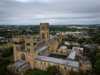 Obraz premium Durham Cathedral scenic aerial view by cloudy noon, England