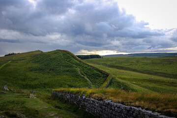 Naklejka premium Hadrian Wall view by cloudy noon, Northern England