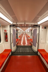 Wagon de métro vide avec sièges rouges à Milan