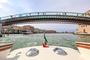 Pont de la Constitution à Venise avec proue de bateau