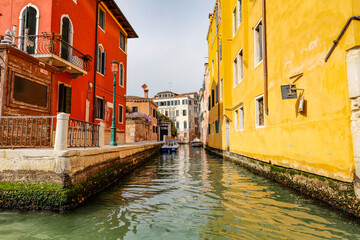 Maisons colorées en bord du grand canal à Venise