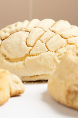 Fotografía de Pan mexicano en tomas generales y a detalle, con fondo blanco 