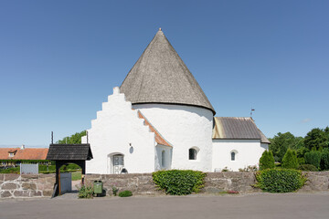Weiße Rundkirche in Nyker auf der Ostseeinsel Bornholm
