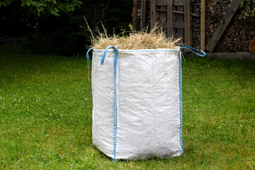 Big-Bag mit Heu und blauen Schlaufen, BigBag mit 4 Schlaufen, Sack für Bauschutt, Gartenabfälle,...