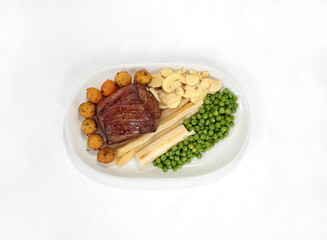 Tornedor Luiz XV with peas, soté potatoes, asparagus and meat