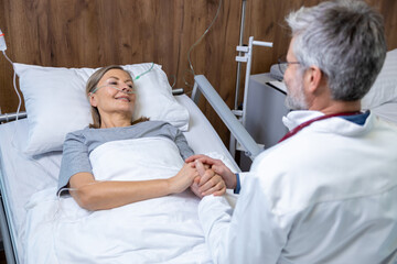 Obraz premium Mid aged woman lying in bed in an intensive therapy department