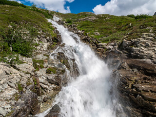 Bielerhöhe, Österreich: Wasserfall am Silvrettasee