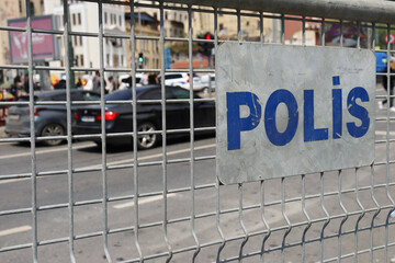 Obraz premium Polis logo, turkish police sign on metallic fence on street