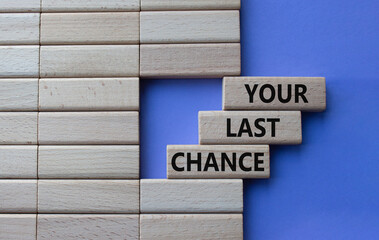 Obraz premium Your last Chance symbol. Concept words Your last Chance on wooden blocks. Beautiful purple background. Business and Your last Chance concept. Copy space.