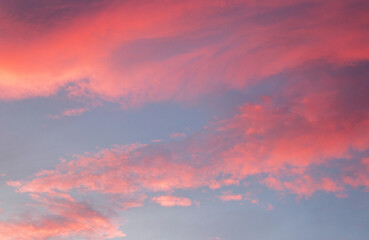 Obraz premium Pink cloudy sky over the sunset
