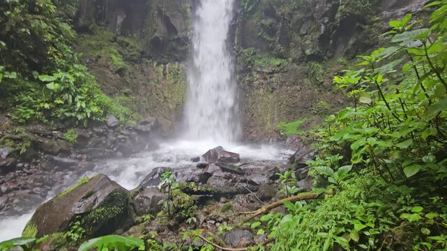 Cascada en monta{as de Chiriqui 