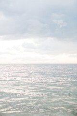 Fototapeta premium blue ocean with sky with clouds