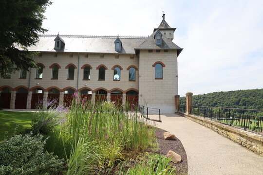 Le ch&acirc;teau Corbin, vue de l'ext&eacute;rieur, ville de Liverdun, d&eacute;partement de la Meurthe et Moselle, France