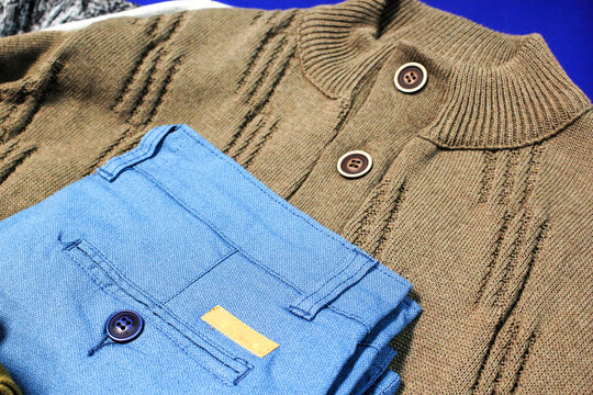 TSHIRT IN SHOP OF CLOTHES MOCKUP BUZO JEAN