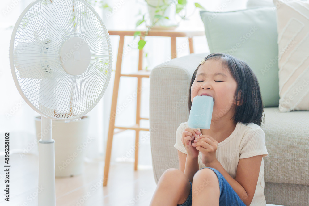 Sticker 夏休みに扇風機の前でアイスを食べる子供