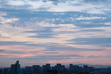 Fototapeta premium 都市の夜明け。早朝神戸市のマンションの高層階より芦屋市のビル群をのぞむ