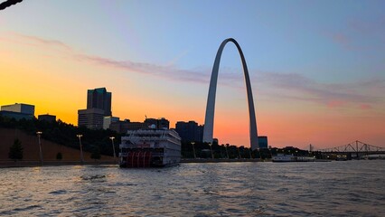 Obraz premium Gateway Arch by the Mississippi