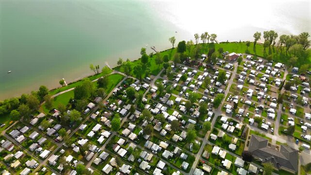 Campingplatz Pilsensee Luftaufnahme in Seefeld, Deutschland, Bayern. Aerial view of big camping spot by lake in Germany, Bavaria