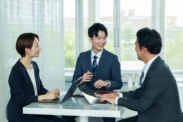 ビジネスパーソン　ミーティング　会議