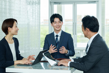 ビジネスパーソン　ミーティング　会議