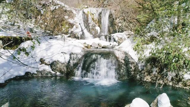 雪解け水の流れる美しい滝-日本-こもれびの滝-7