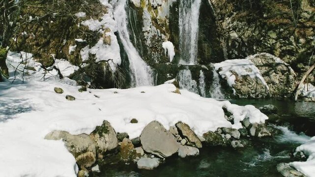 雪解け水の流れる美しい滝-日本-こもれびの滝-6