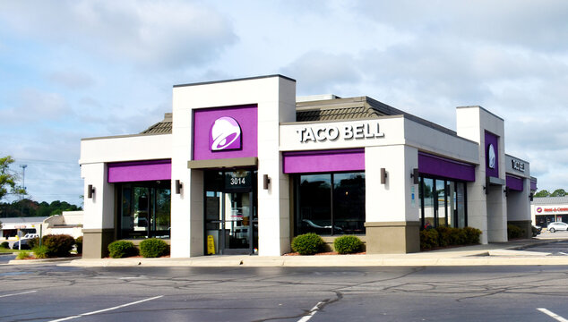 Exterior of Taco Bell fast-food restaurant, Hope Mills, North Carolina, USA