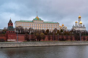 Obraz premium View of the building of the Grand Kremlin Palace, the Annunciation Tower and the ensemble of the Kremlin Cathedral Square from the embankment of the Moskva River, Moscow, Russia