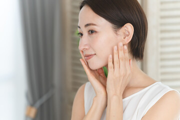スキンケアをする若い女性　ビューティーイメージ
