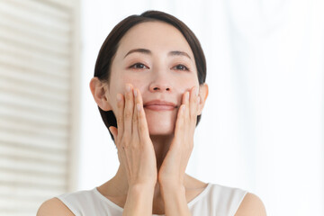スキンケアをする若い女性　ビューティーイメージ