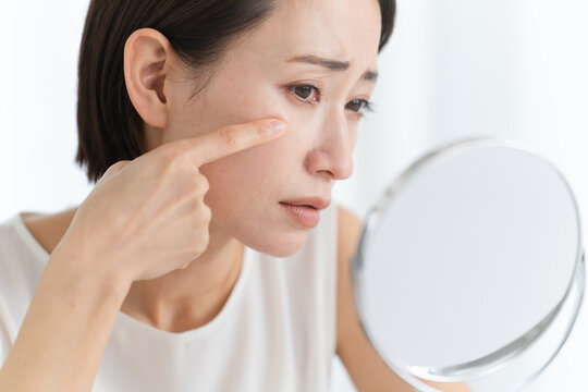 スキンケアをする若い女性　ビューティーイメージ